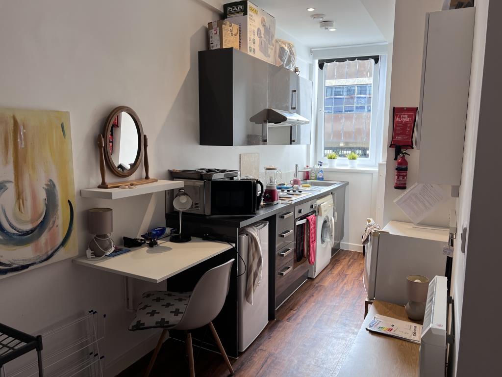 Lot: 39 - STUDIO FLAT IN TOWN CENTRE LOCATION - Fitted kitchen units with white painted walls